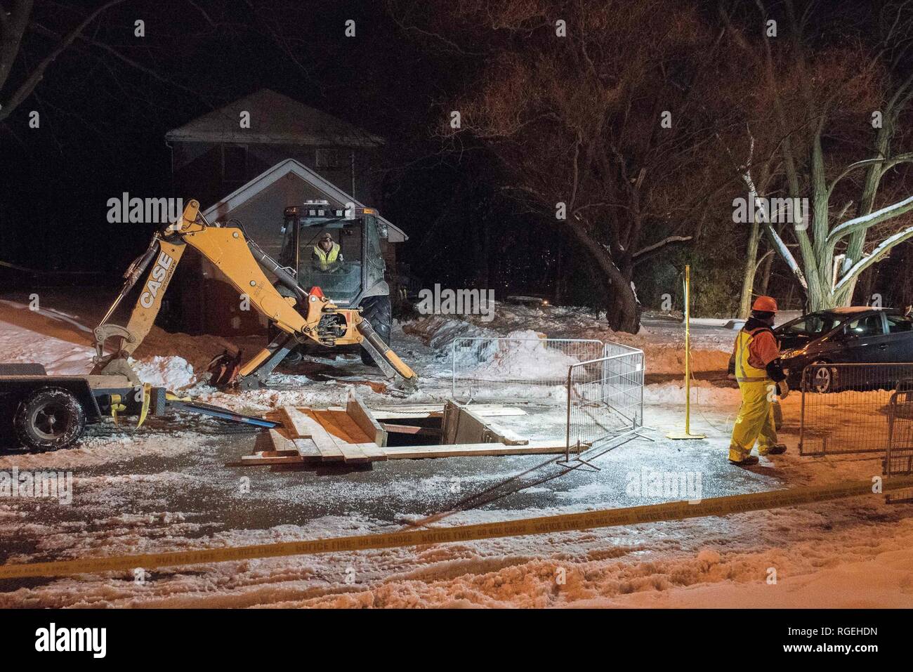 13 février 2018 - Toronto, 13 février 2018., - un anthropologue légiste de la Police de Toronto a commencé l'excavation d'une propriété liée à Bruce McArthur, 66. McArthur a été inculpé de cinq chefs de meurtre au premier degré dans les disparitions d'Andrew Kinsman, Selim Esen, Majeed Kayhan, Esperanza Mahmudi et doyen Lisowick. La police a utilisé un géoradar, et des chiens, pour localiser les zones supplémentaires à l'accueil croissant Mallory qu'un anthropologue judiciaire va commencer l'excavation de cette semaine.VICTOR BIRO/Zuma sur le fil (crédit Image : © Victor Biro/Zuma sur le fil) Banque D'Images