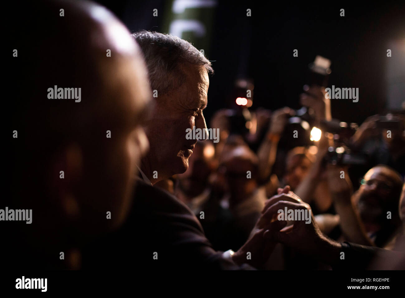 Tel Aviv, Israël. 29 janvier, 2019. Benjamin 'Benny' Gantz, ancien chef d'état-major des Forces de défense d'Israël, se dresse au milieu de ses supporters lors du lancement de sa campagne électorale pour l'avril 2019 élections israéliennes. Le 27 décembre 2018, Gantz créé son parti, nommé la résistance d'Israël (parti Yisrael Hosen), qui fonctionnera sur le élection législatives israéliennes. Credit : Ilia Efimovitch/dpa/Alamy Live News Banque D'Images