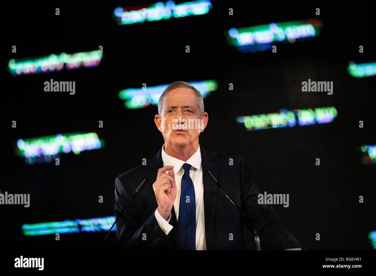 Tel Aviv, Israël. 29 janvier, 2019. Benjamin 'Benny' Gantz, ancien chef d'état-major des Forces de défense d'Israël, parle à ses supporters lors du lancement de sa campagne électorale pour l'avril 2019 élections israéliennes. Le 27 décembre 2018, Gantz créé son parti, nommé la résistance d'Israël (parti Yisrael Hosen), qui fonctionnera sur le élection législatives israéliennes. Credit : Ilia Efimovitch/dpa/Alamy Live News Banque D'Images