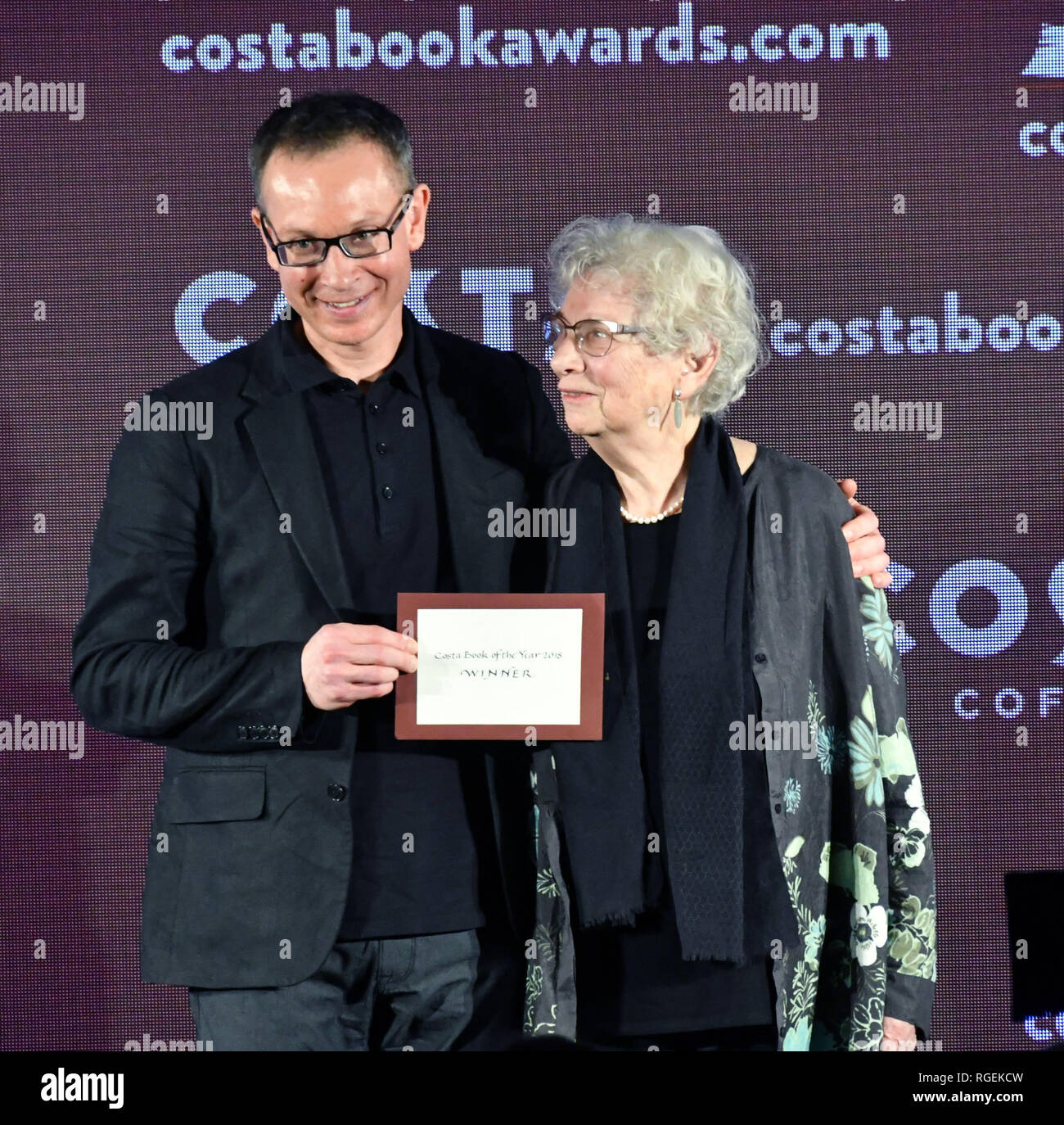 Londres, Royaume-Uni. 29 janvier, 2019. Bart van Es, lauréat du Costa Livre de l'année 2019, accompagnée par l'objet de la Cut Out Girl, 85 ans, Lien de Jong, au Costa Livre de l'année 2019 à Quaglino's, London Crédit : Nils Jorgensen/Alamy Live News Banque D'Images