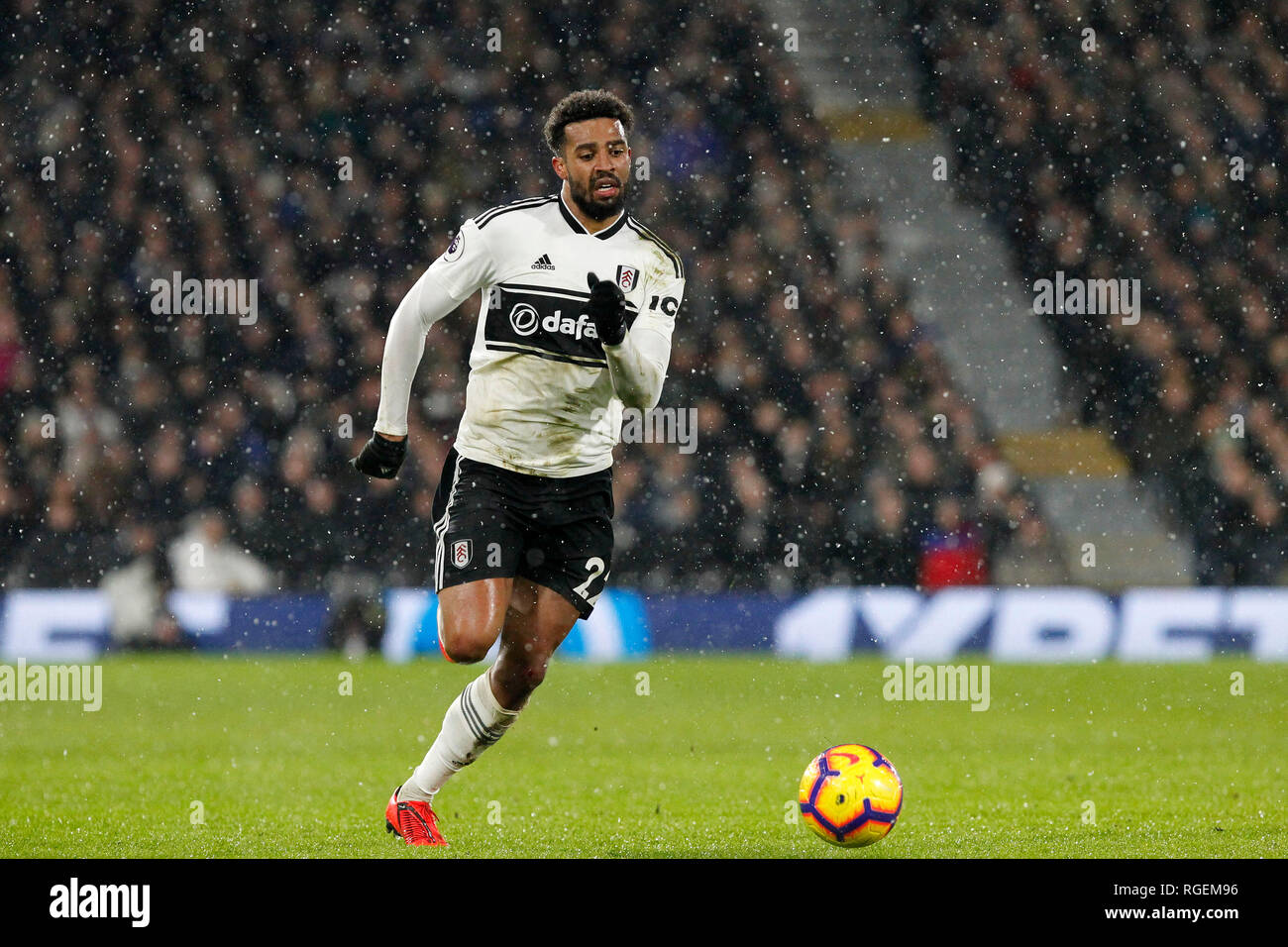 Londres, Royaume-Uni. 29 janvier, 2019. Cyrus Christie de Fulham pendant le premier match de championnat entre Fulham et Brighton and Hove Albion à Craven Cottage, Londres, Angleterre le 29 janvier 2019. Photo par Carlton Myrie. Usage éditorial uniquement, licence requise pour un usage commercial. Aucune utilisation de pari, de jeux ou d'un seul club/ligue/dvd publications. Credit : UK Sports Photos Ltd/Alamy Live News Banque D'Images