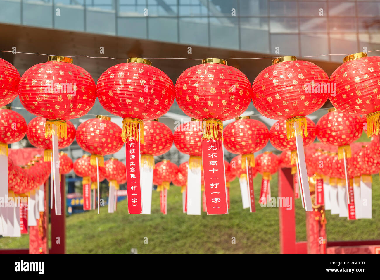 Lanternes rouges avec lettres imprimés chinois dire porter chance,mot sur  papier dire deviner énigmes lanterne Photo Stock - Alamy