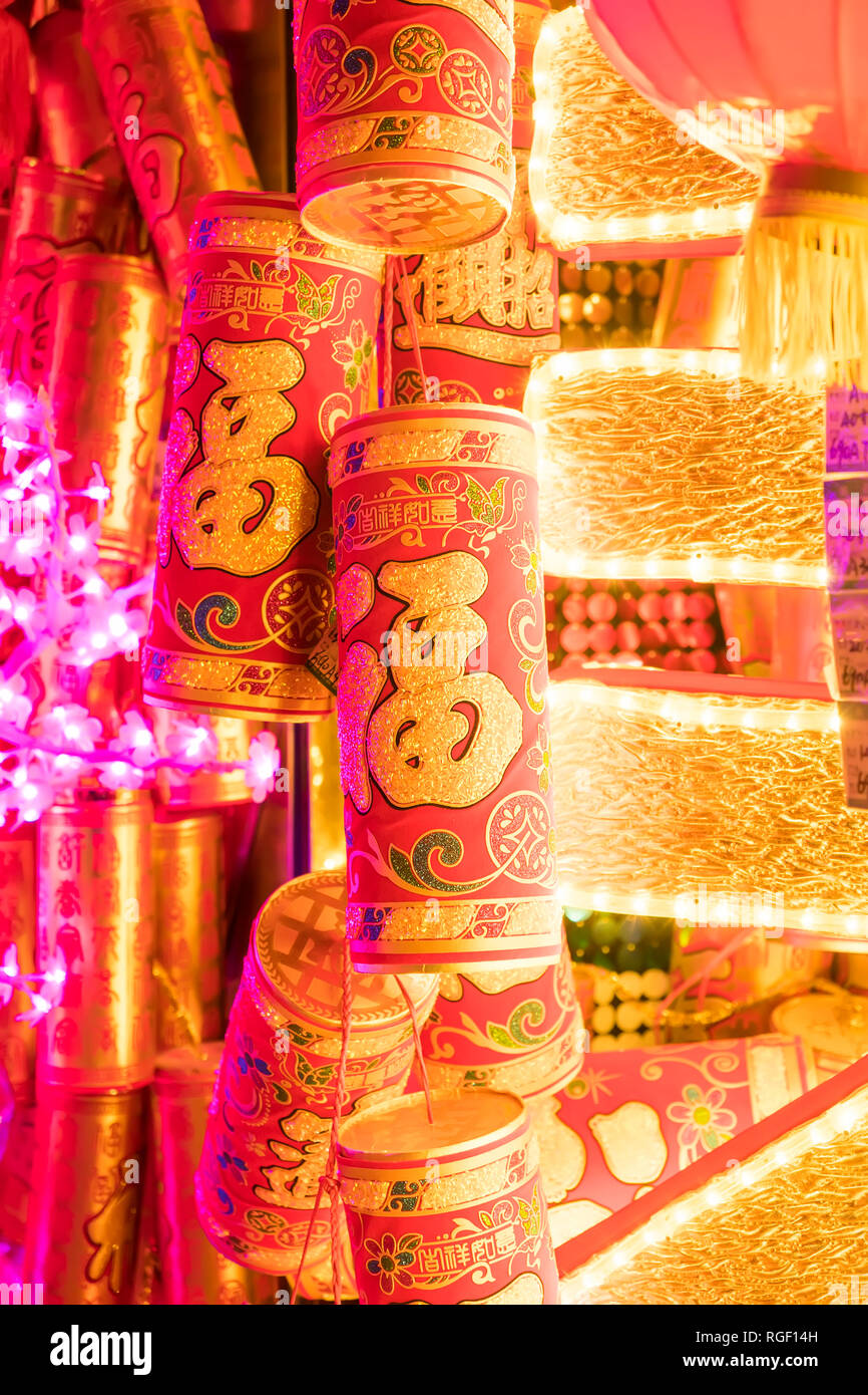 Le nouvel an chinois ornement:pétards,caractères chinois Traduction : 'bonne' bénisse.libellé chinois envers & seal dire :'chance' Banque D'Images