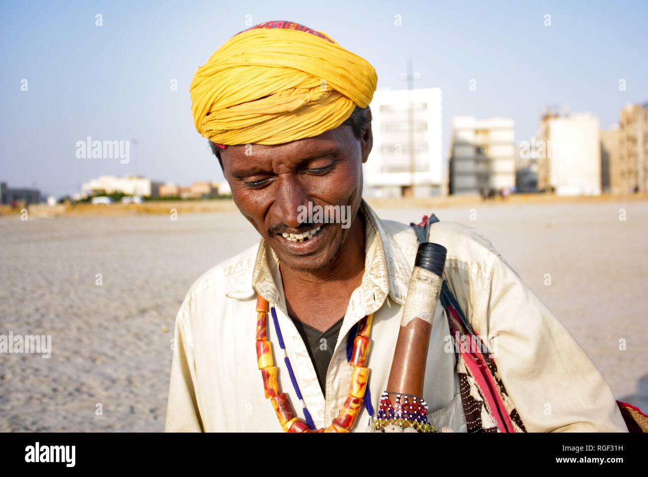 Chit Chat avec charmeur de serpent et ses magnifiques images capturées en mer voir Clifton Beach Karachi Banque D'Images