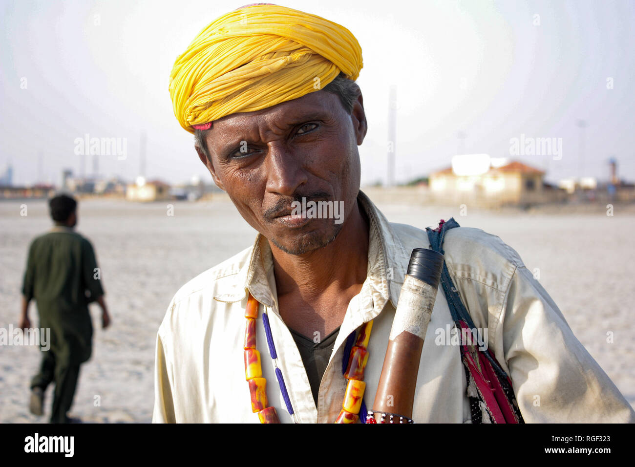 Chit Chat avec charmeur de serpent et ses magnifiques images capturées en mer voir Clifton Beach Karachi Banque D'Images