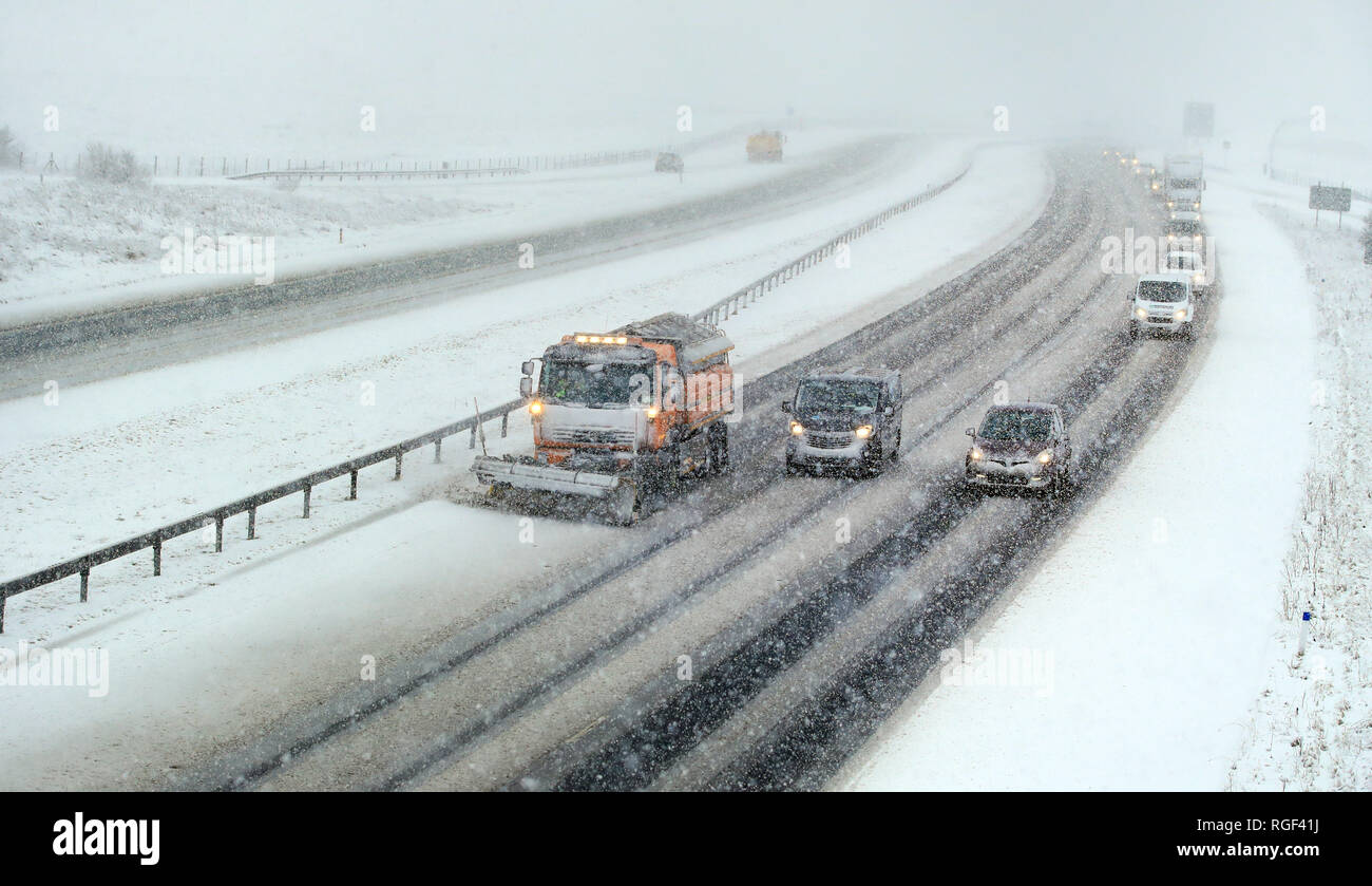 Un chasse-neige déblaie une voie sur la M6, près du village de Shap en Cumbria, comme de la neige à travers le Royaume-Uni s'attend ce soir, avec jusqu'à 10cm devrait chuter à des niveaux supérieurs. Banque D'Images