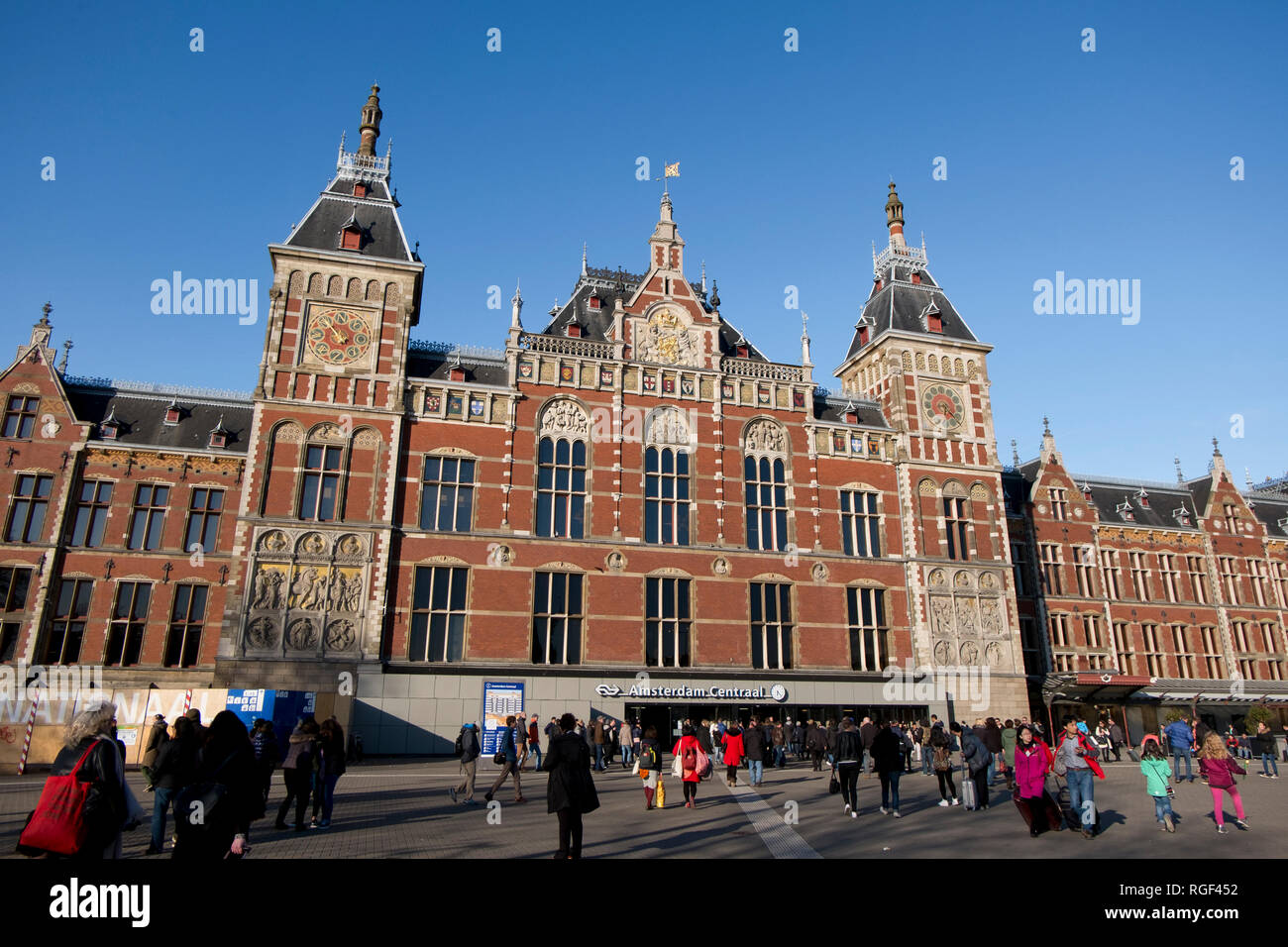 L'entrée principale de la gare centrale d'Amsterdam aux Pays-Bas. Banque D'Images