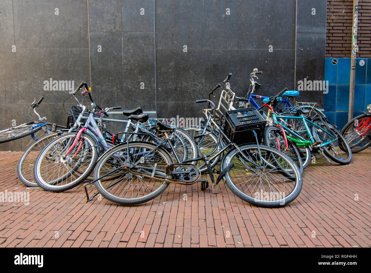 Bikes chuté au dans une pile à Amsterdam aux Pays-Bas. Banque D'Images
