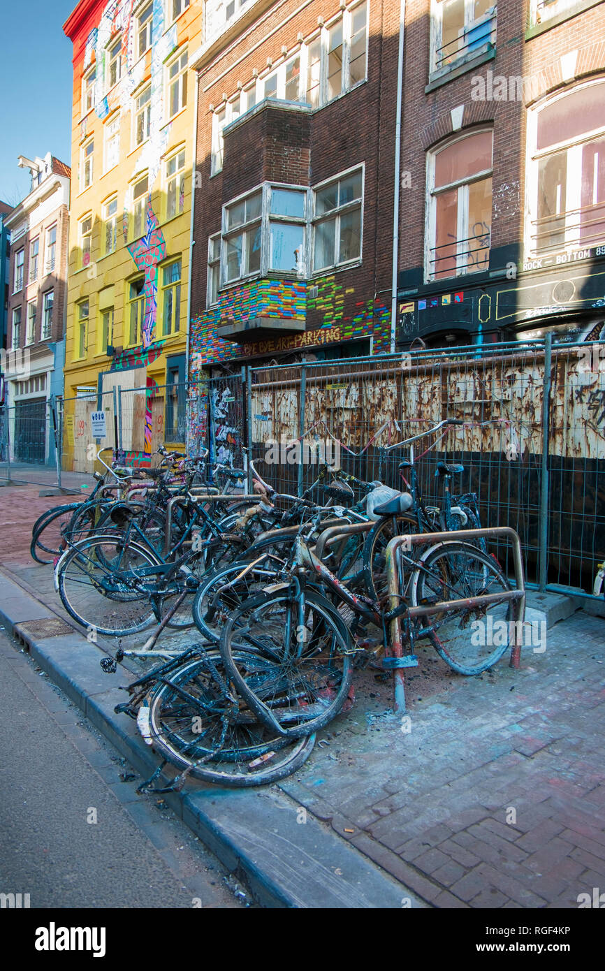 Bikes chuté au dans une pile à Amsterdam aux Pays-Bas. Banque D'Images