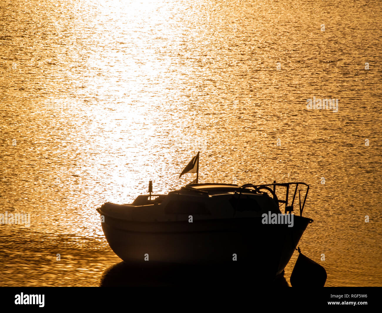 Bateaux sur un lac au coucher du soleil, amarré à une bouée et le calme de l'eau dans le réservoir de la Maya (Salamanca) Banque D'Images