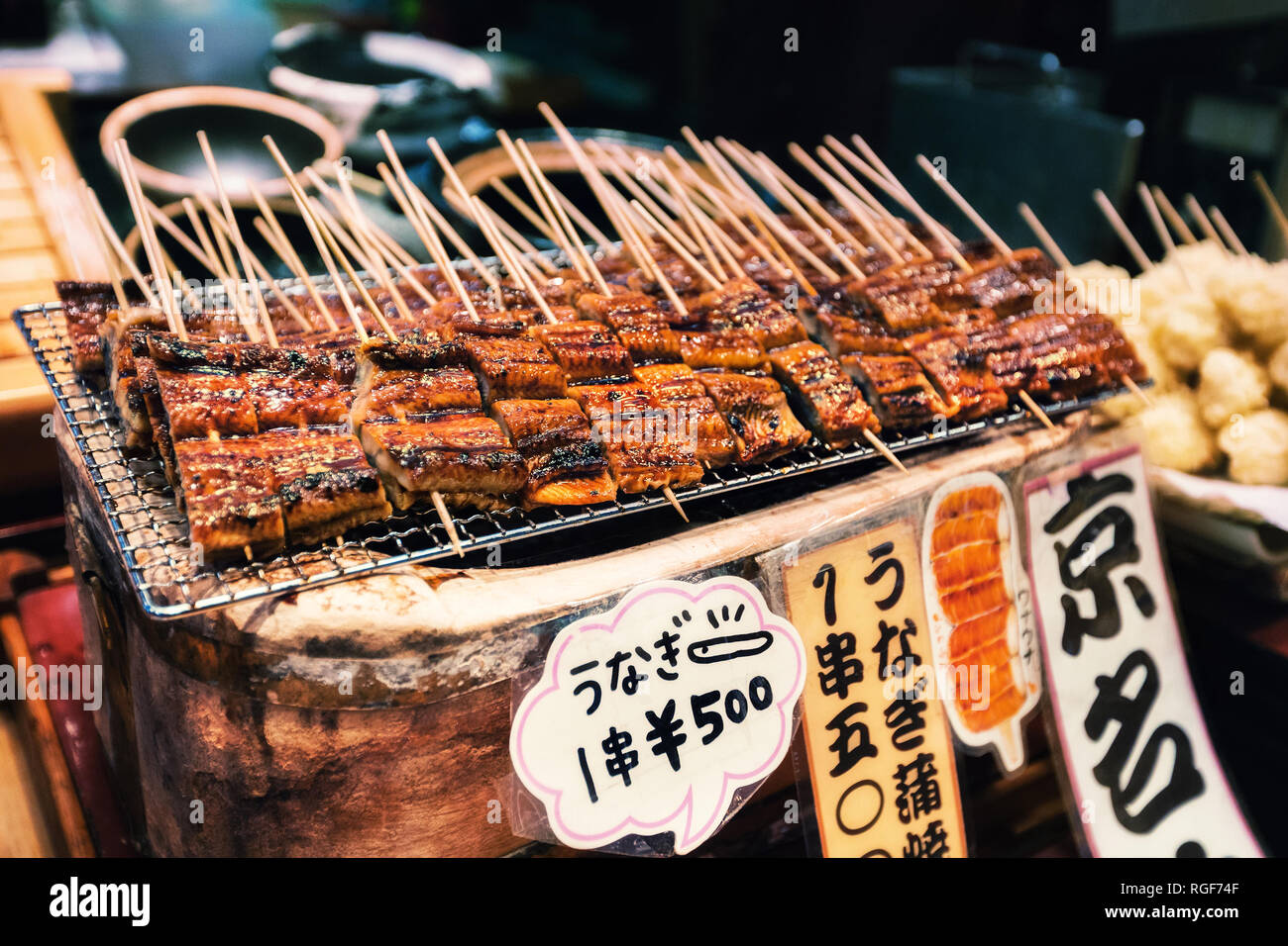 Unagi grillés ou de l'anguille d'eau douce sur des bâtons comme des aliments de rue au marché Nishiki, Kyoto, Japon Banque D'Images