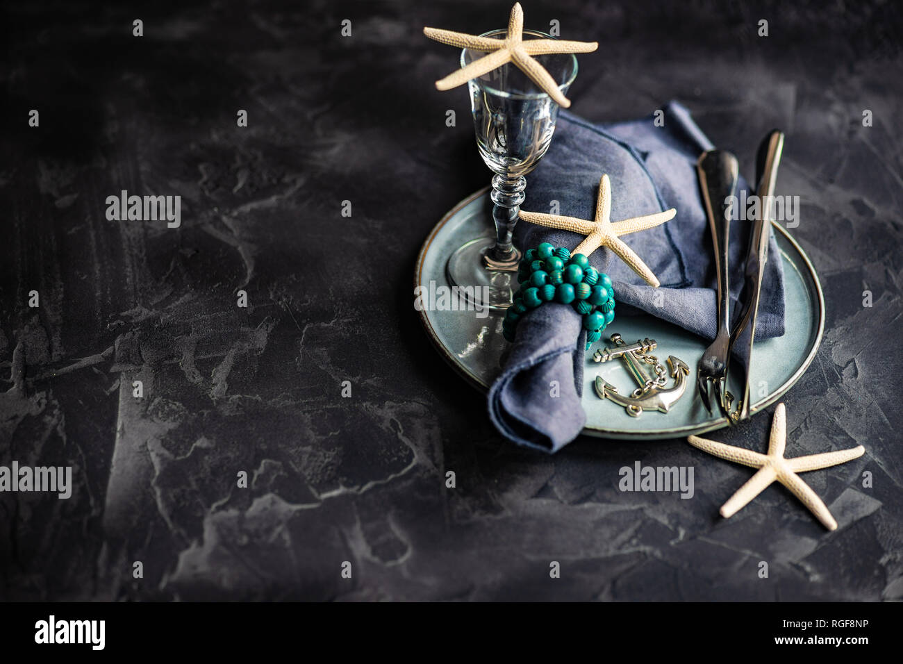 Table d'été blanc avec l'étoile de mer sur fond de béton with copy space Banque D'Images