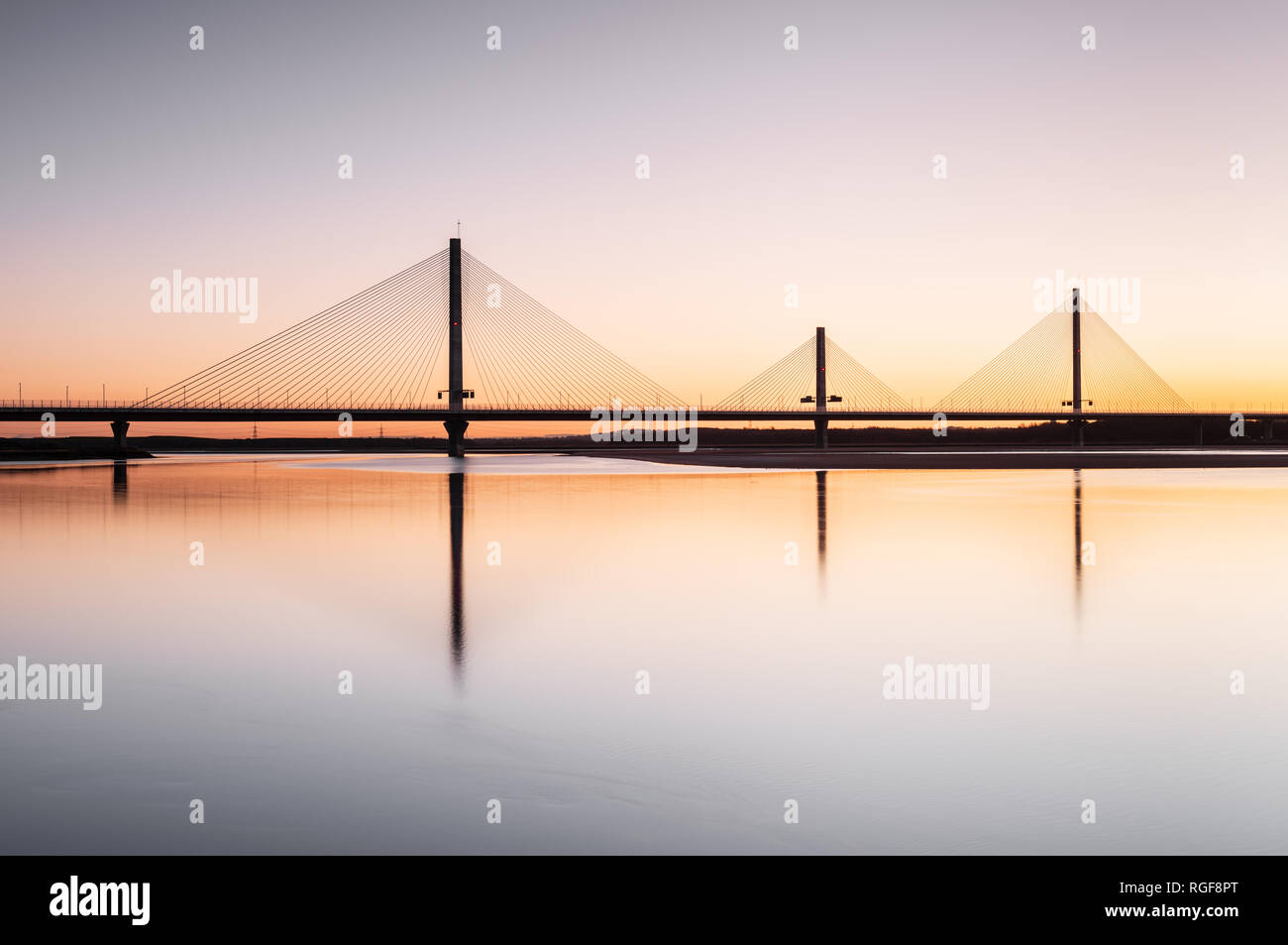 Lever du soleil sur la Mersey Gateway Bridge sur la rivière Mersey qui connecte et Runcorn Cheshire Widnes Banque D'Images