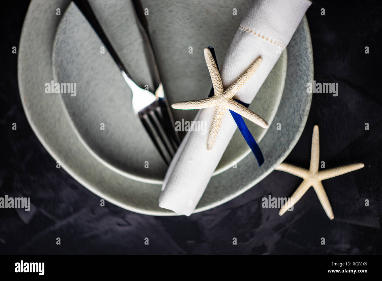 Table d'été blanc avec l'étoile de mer sur fond de béton with copy space Banque D'Images