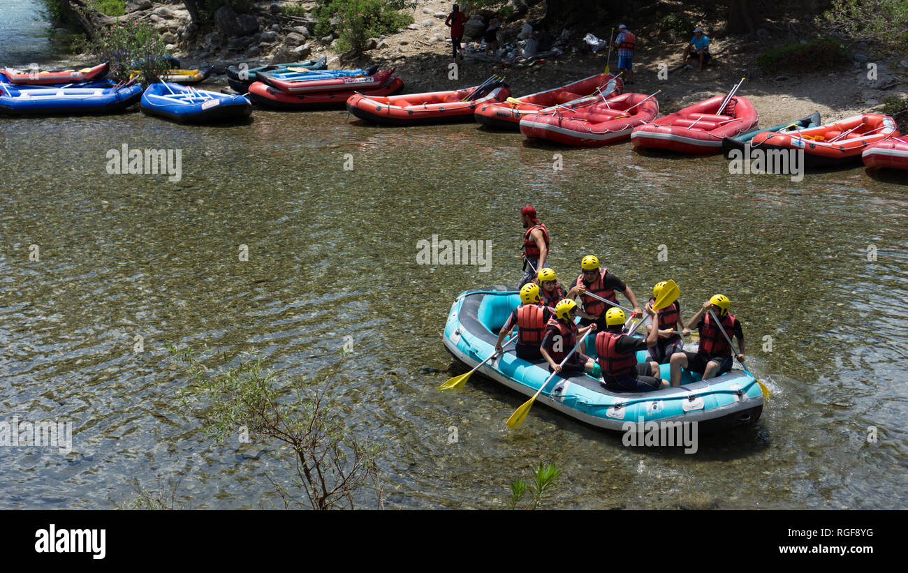 Saison d'été à Antalya a commencé et des plus activités préférées pour les touristes est rafting à lieu historique Banque D'Images Saison d'été à Antalya a commencé et des plus activités préférées pour les touristes est rafting à lieu historique Banque D'Images