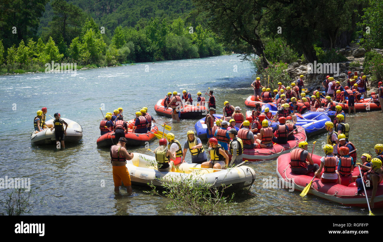 Saison d'été à Antalya a commencé et des plus activités préférées pour les touristes est rafting à lieu historique Banque D'Images Saison d'été à Antalya a commencé et des plus activités préférées pour les touristes est rafting à lieu historique Banque D'Images