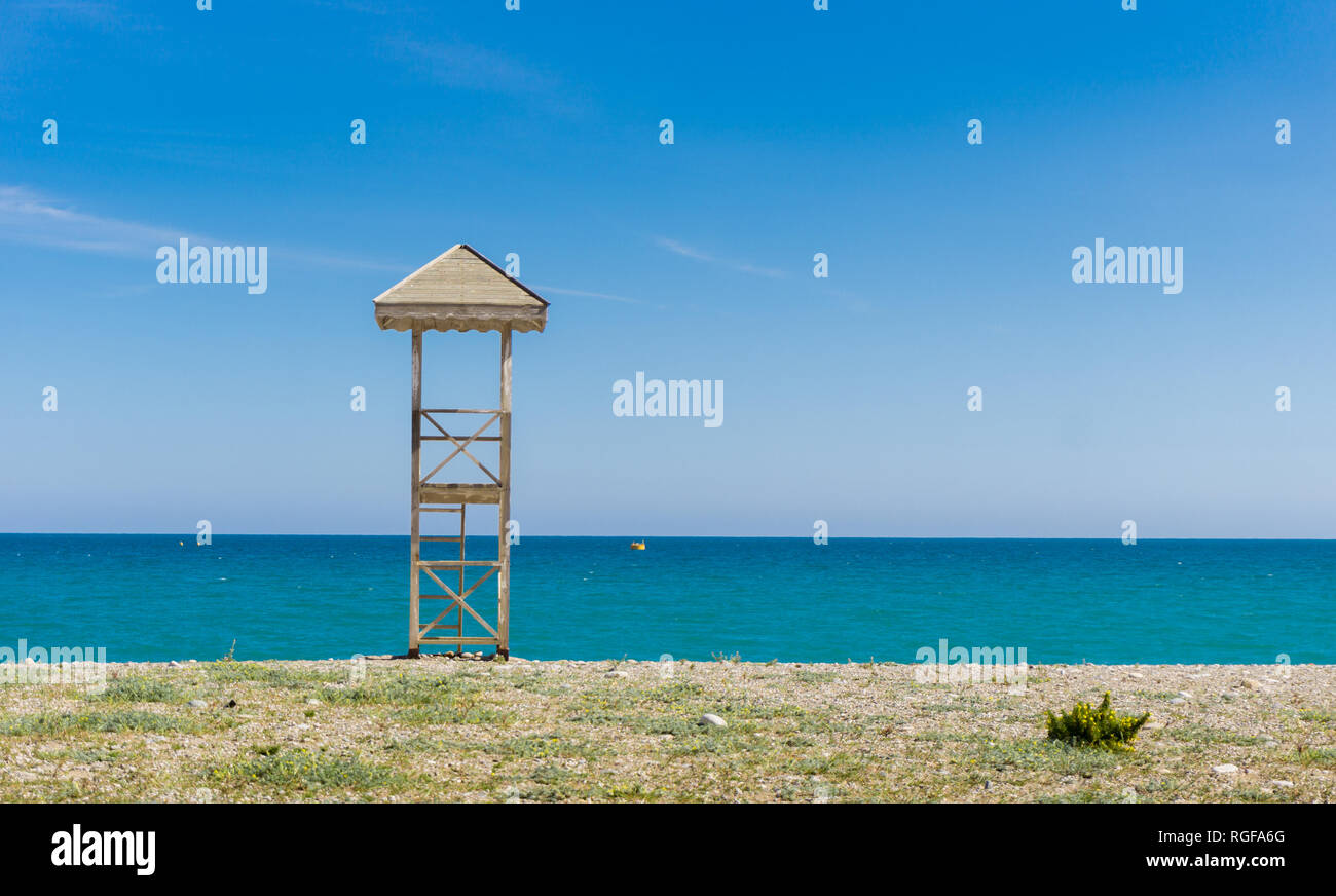 Un sauveteur côtier de guet à la mer bleue et un ciel clair sur l'arrière-plan, de l'espace pour le texte sur la droite Antalya / Turquie Banque D'Images