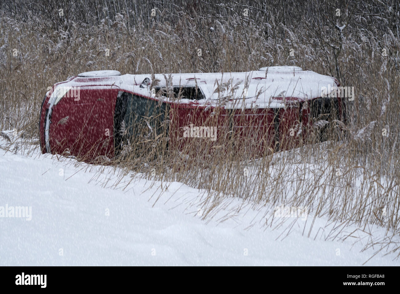 Québec,Canada,27janvier,2019.voiture renversée dans le fossé sur en raison de conditions hivernales dangereuses.Credit:Mario Beauregard/Alamy Live News Banque D'Images