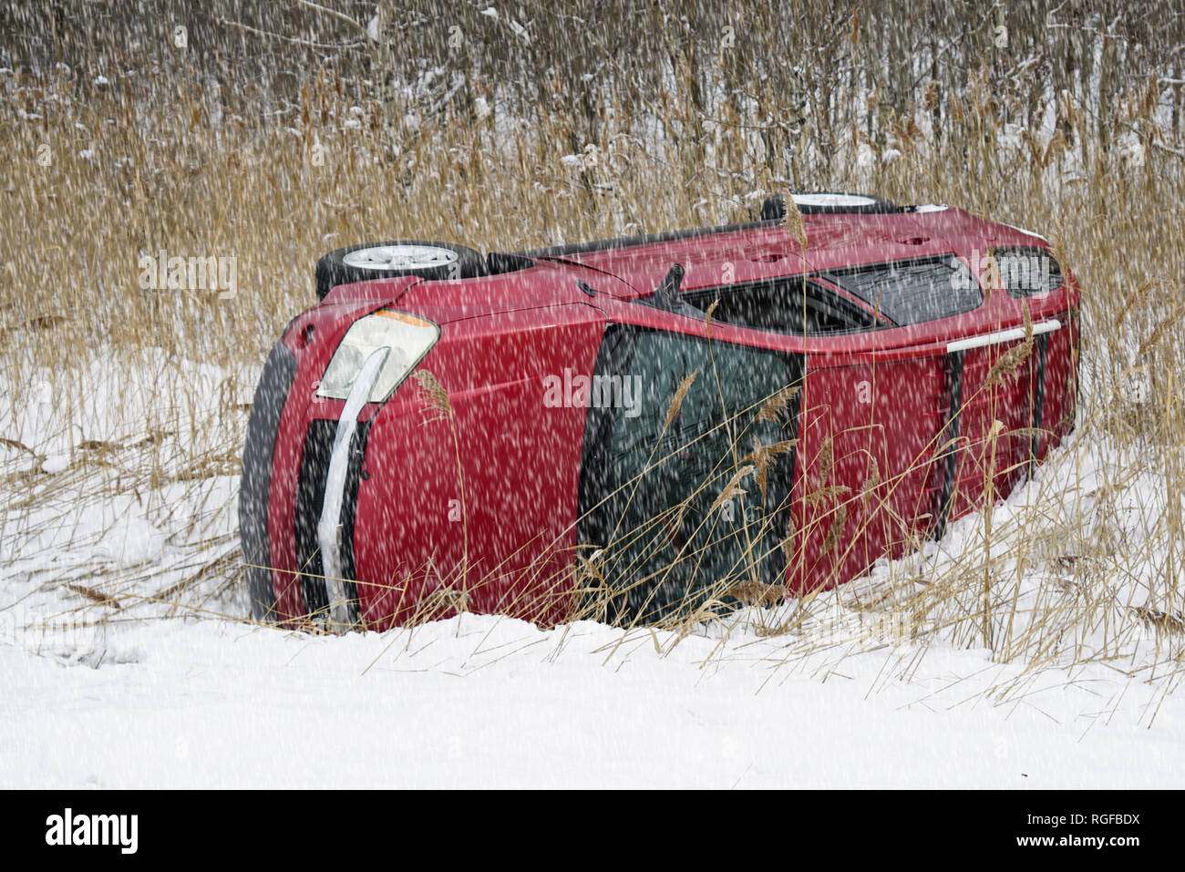 Québec,Canada,27janvier,2019.voiture renversée dans le fossé sur en raison de conditions hivernales dangereuses.Credit:Mario Beauregard/Alamy Live News Banque D'Images