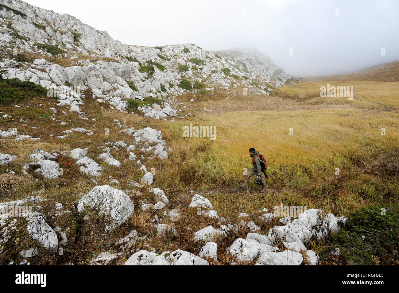 Plateau entre Angar-Burun mountain (1453 m au-dessus du niveau de la mer) et Eklizi-Bourun mountain (1527 m) dans Anharskyy Chatyr-Dag près de massive Pereval (Angars Banque D'Images