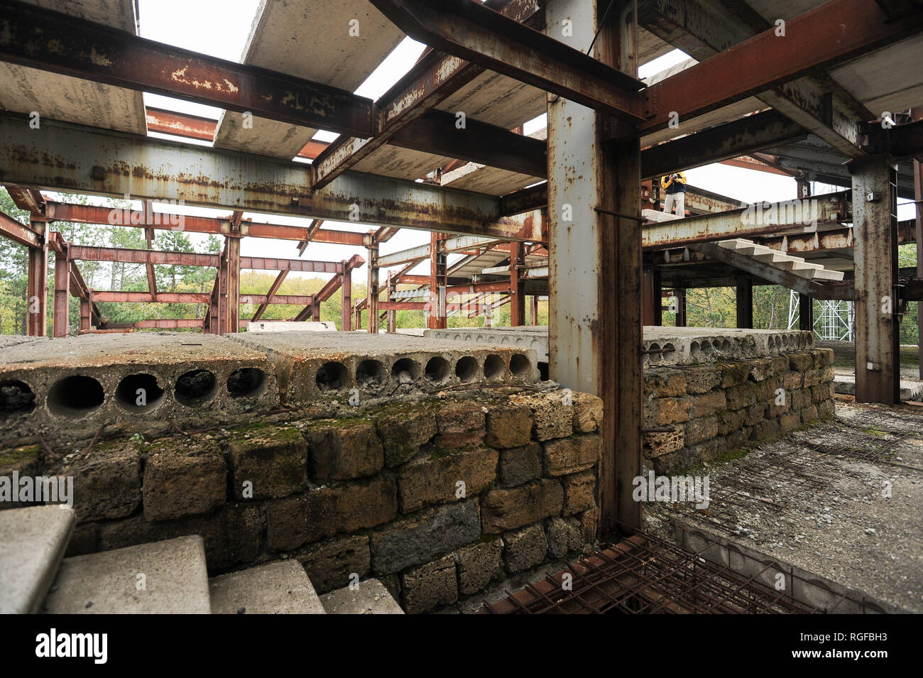 Hôtel turbaza inachevé dans Anharskyy Angarskyi sur Pereval (Col) sur 752 m au-dessus du niveau de la mer, en Crimée, Ukraine. 3 octobre 2008 © Wojciech Strozyk / Ala Banque D'Images