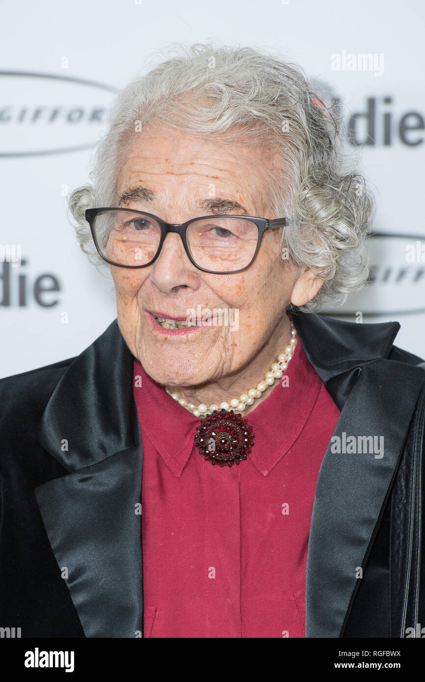 Judith Kerr arrivant pour l'ancien de l'année des prix à des Simpson dans le Strand, à Londres. Banque D'Images