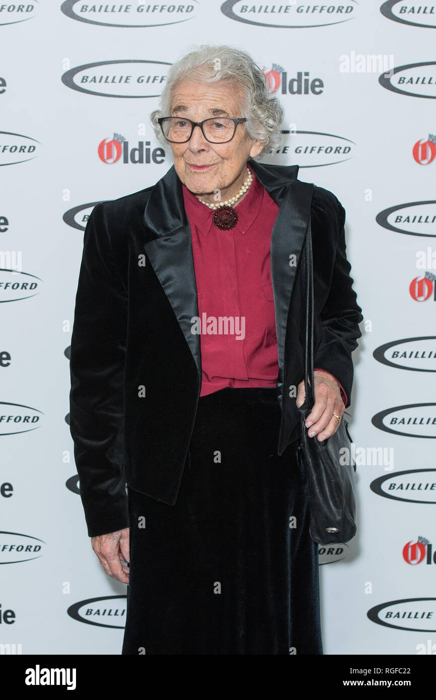 Judith Kerr arrivant à l'ancien de l'année, à la formule de Simpson dans le Strand, dans le centre de Londres. Banque D'Images