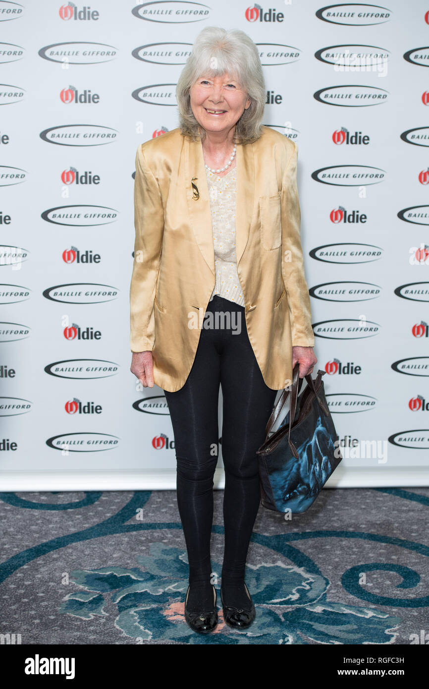 Marguerite Yourcenar arrivant pour l'ancien de l'année des prix à des Simpson dans le Strand, à Londres. Banque D'Images