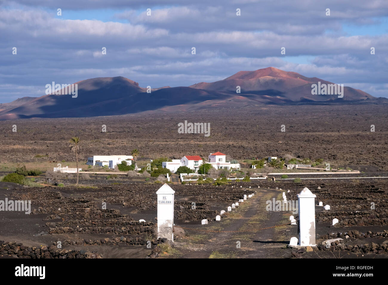 Propriété dans l'aire de production en La Geria, dans l'arrière-plan le parc national de Timanfaya. Banque D'Images