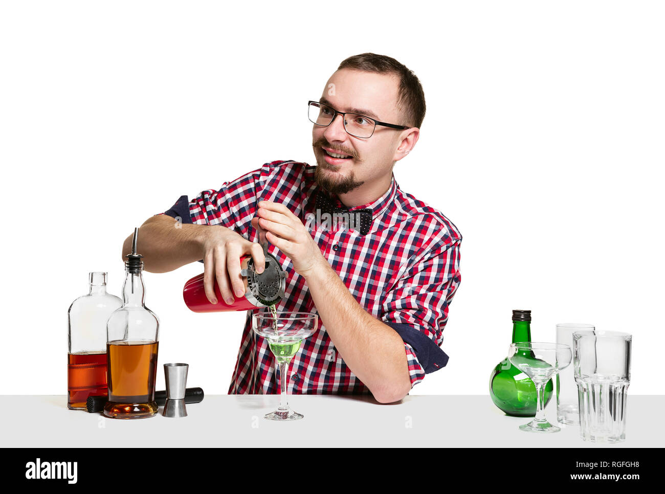 Homme Expert barman est faire de cocktail au studio isolé sur fond blanc. Barman International day, bar, restaurant, alcool, fête, pub, vie nocturne, cocktail, concept de nuit Banque D'Images