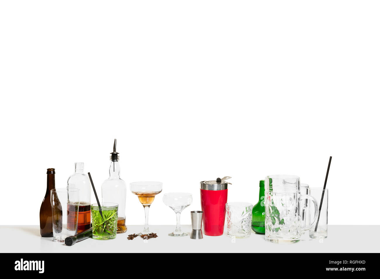 Les nombreux cocktails sur le comptoir du bar isolé sur blanc. Personne n. Barman International day, bar, restaurant, alcool, fête, pub, vie nocturne, cocktail, concept de nuit Banque D'Images