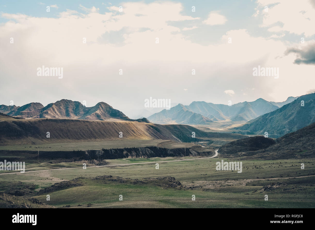 Paysage de montagne. Vue sur la vallée avec un magnifique plateau Altaï. Valley Banque D'Images