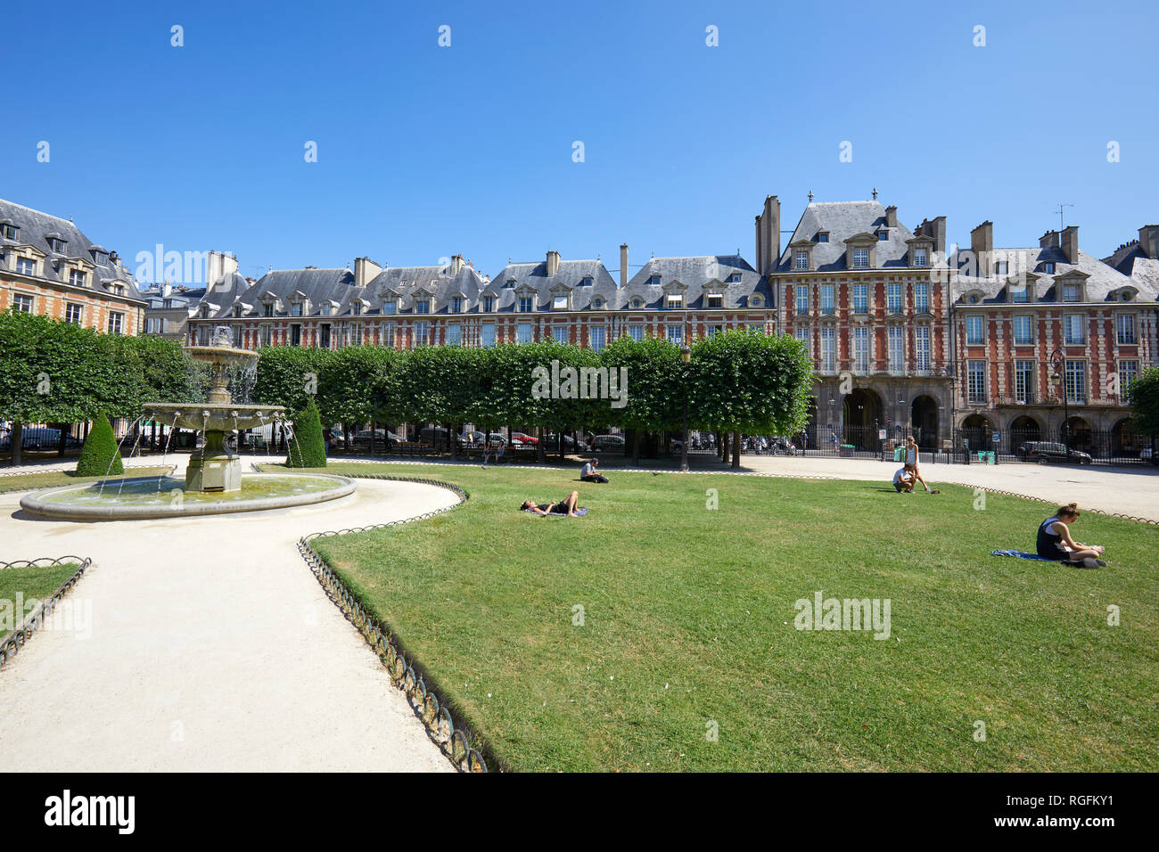 PARIS, FRANCE - Le 6 juillet 2018 : Place des Vosges avec les gens dans un beau jour d'été, ciel bleu clair à Paris Banque D'Images