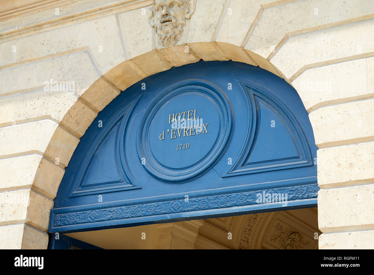 PARIS, FRANCE - 07 juillet 2018 : l'hôtel d'Evreux signe et porte bleue de la place Vendôme à Paris Banque D'Images