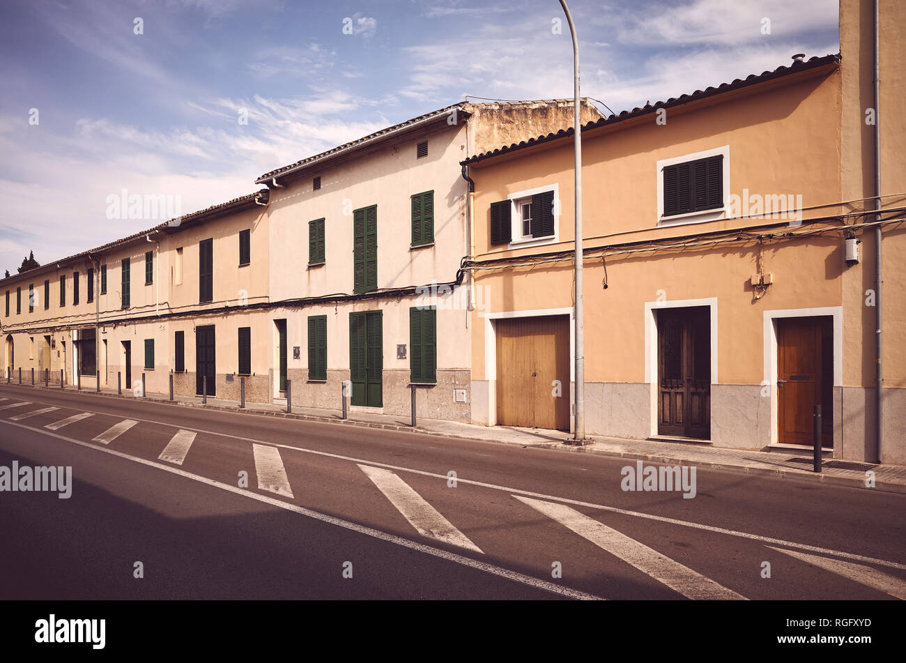Retro photo stylisée d'une rue à Alcudia au coucher du soleil, Mallorca, Espagne. Banque D'Images