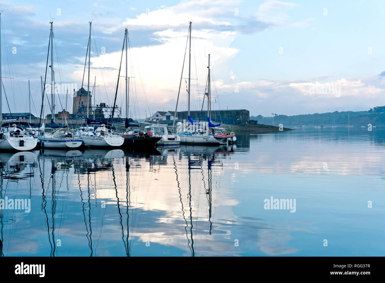 Caneret-Sur-Mer est un port abrité pour les loisirs et les bateaux de pêche sur la péninsule de Kerven dans la Rade de Brest en Bretagne ouest France. Banque D'Images