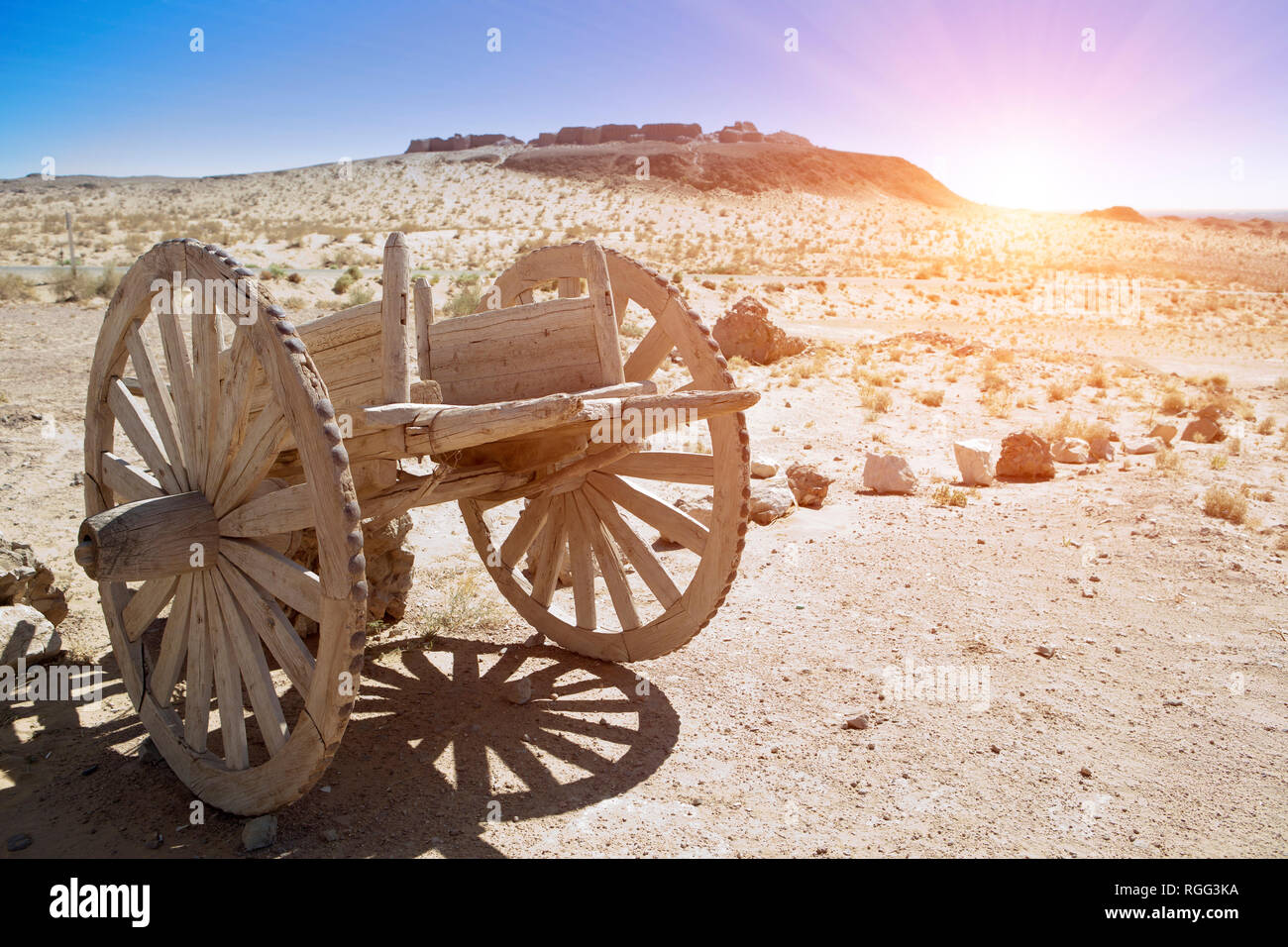 Une vieille charrette à deux roues dans le désert du Kyzyl Kum, Ouzbékistan Banque D'Images