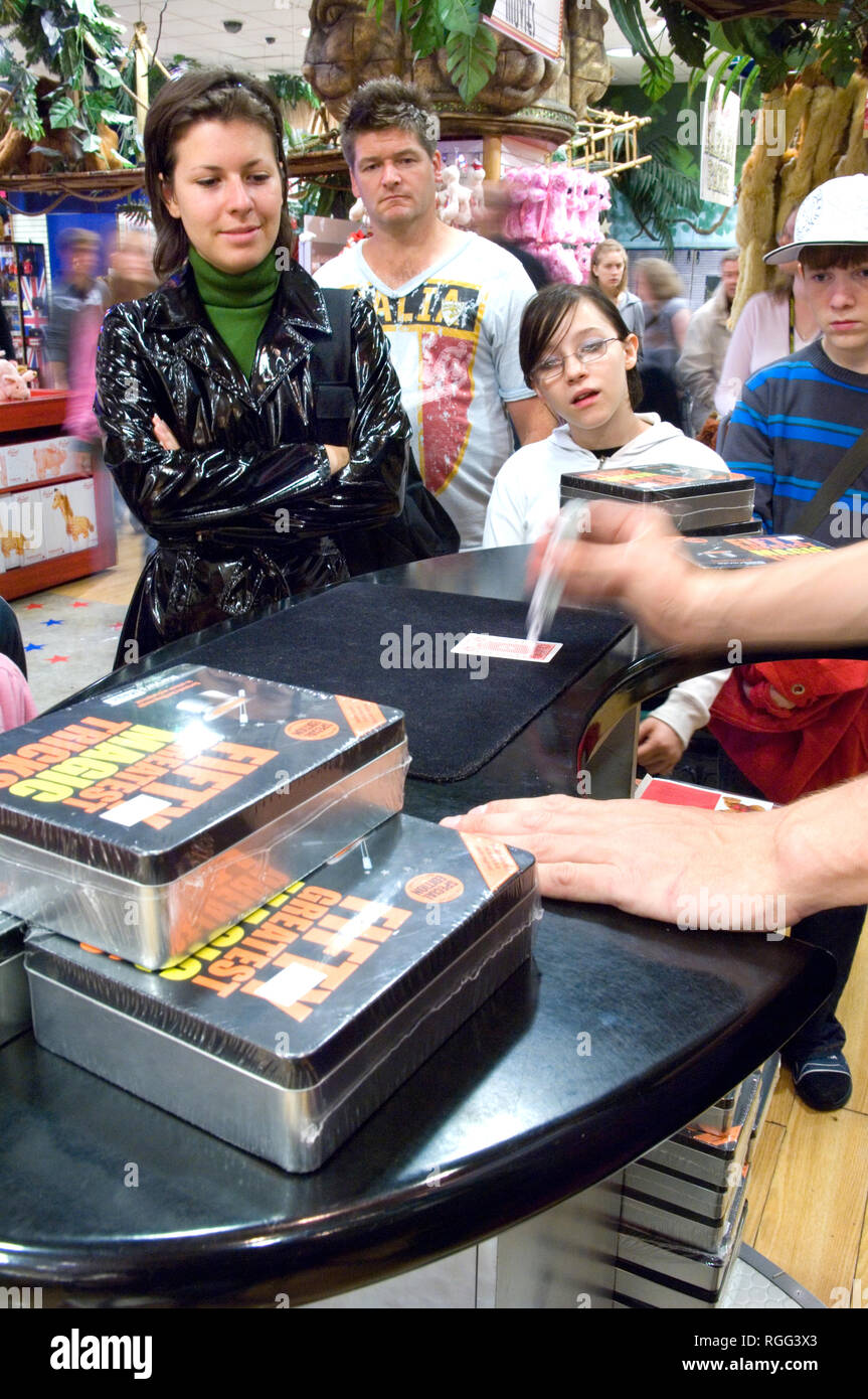 La démonstration d'un tour de magie à Marvins Magic dans Hamleys. Banque D'Images