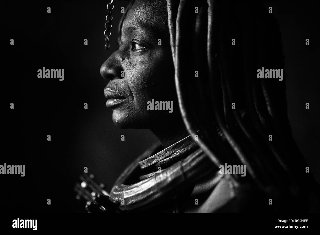 Portrait noir et blanc d'une femme Himba Banque D'Images