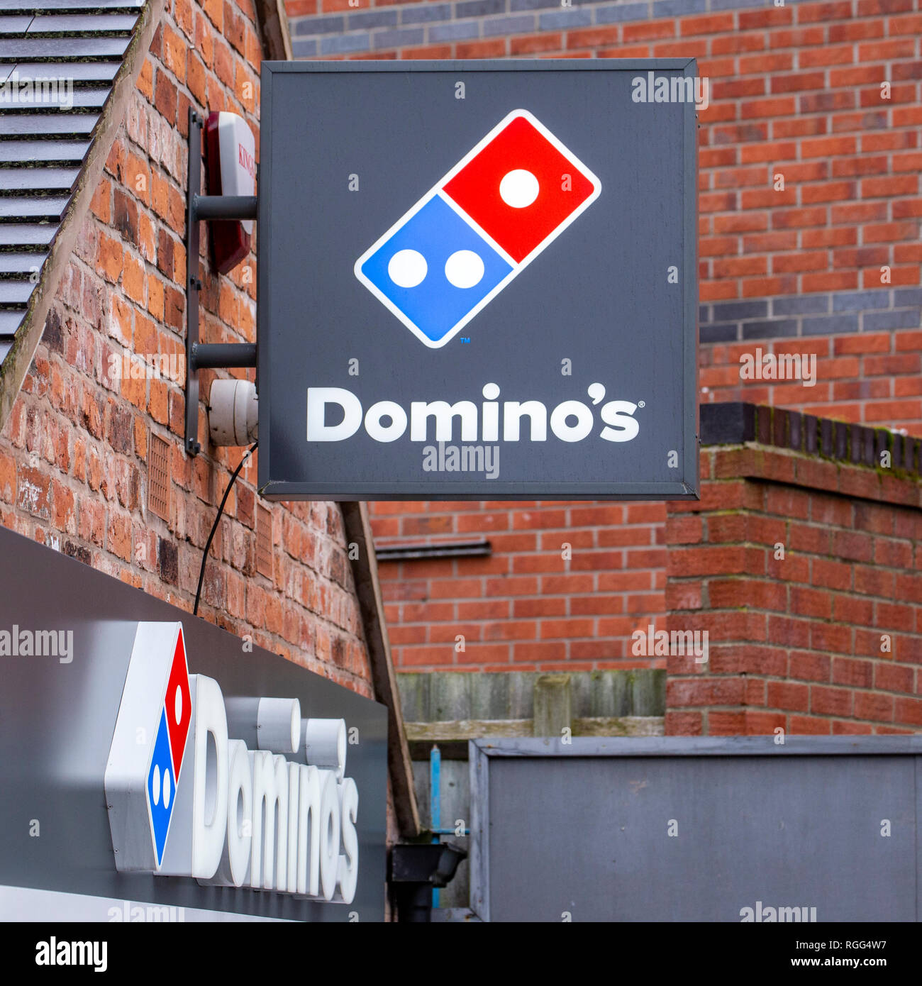 Domino's Pizza signe sur mur extérieur UK Banque D'Images