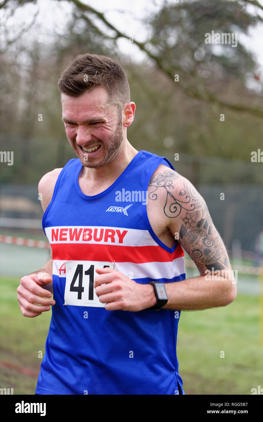 Coureur de cross-country de Newbury Athletic Club mise en effort maximum dring une course près de Reading Berkshire Banque D'Images