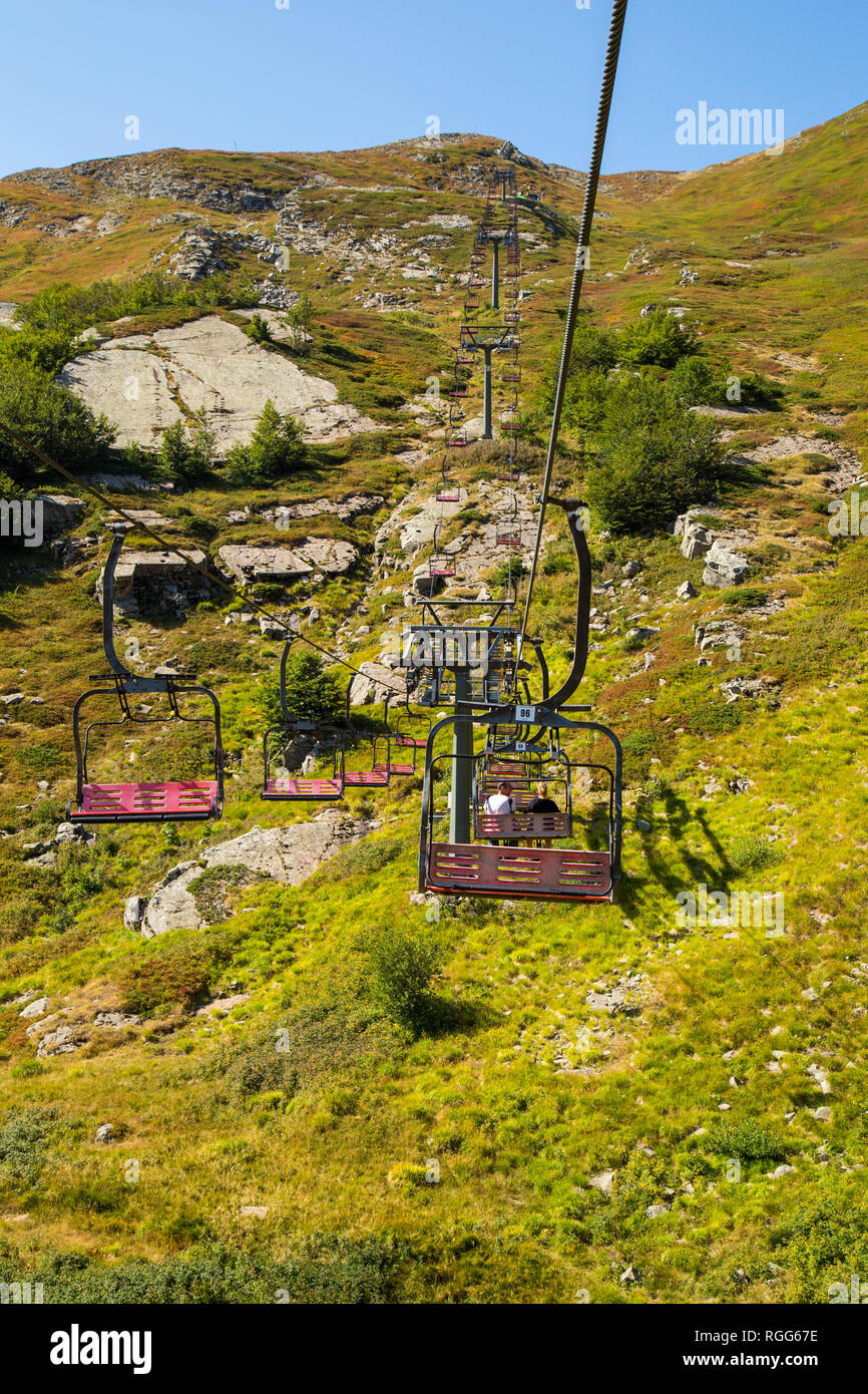 Téléphérique dans les montagnes de l'Abetone, Gomito mountain, Pistoia, Toscane, Italie, en été Banque D'Images