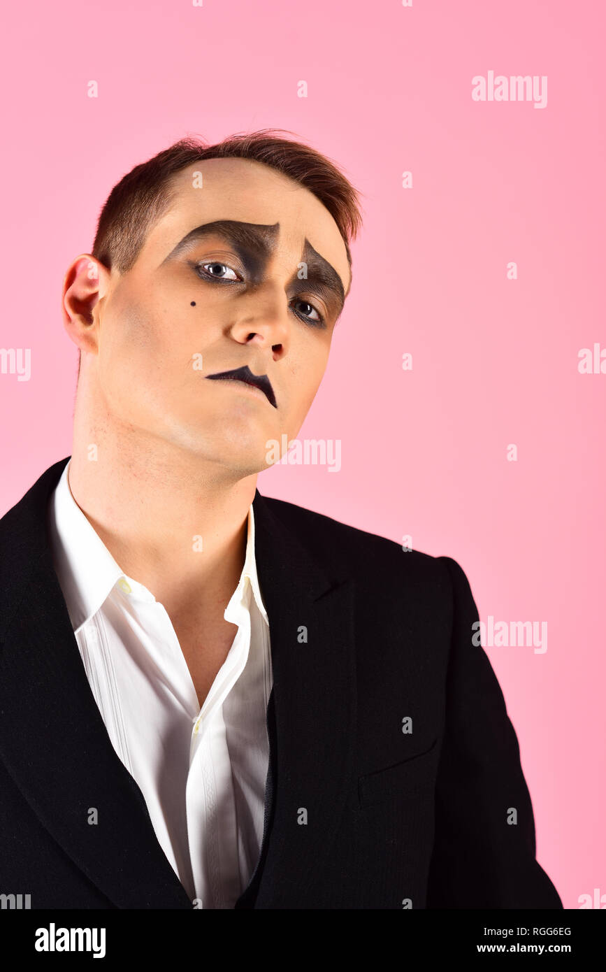 Oeil expressif. Artiste mime. Avec l'homme maquillage mime. Mime avec la peinture pour le visage. Acteur de théâtre le mime. D'un acteur à l'affiche. Performance théâtrale et d'art Banque D'Images