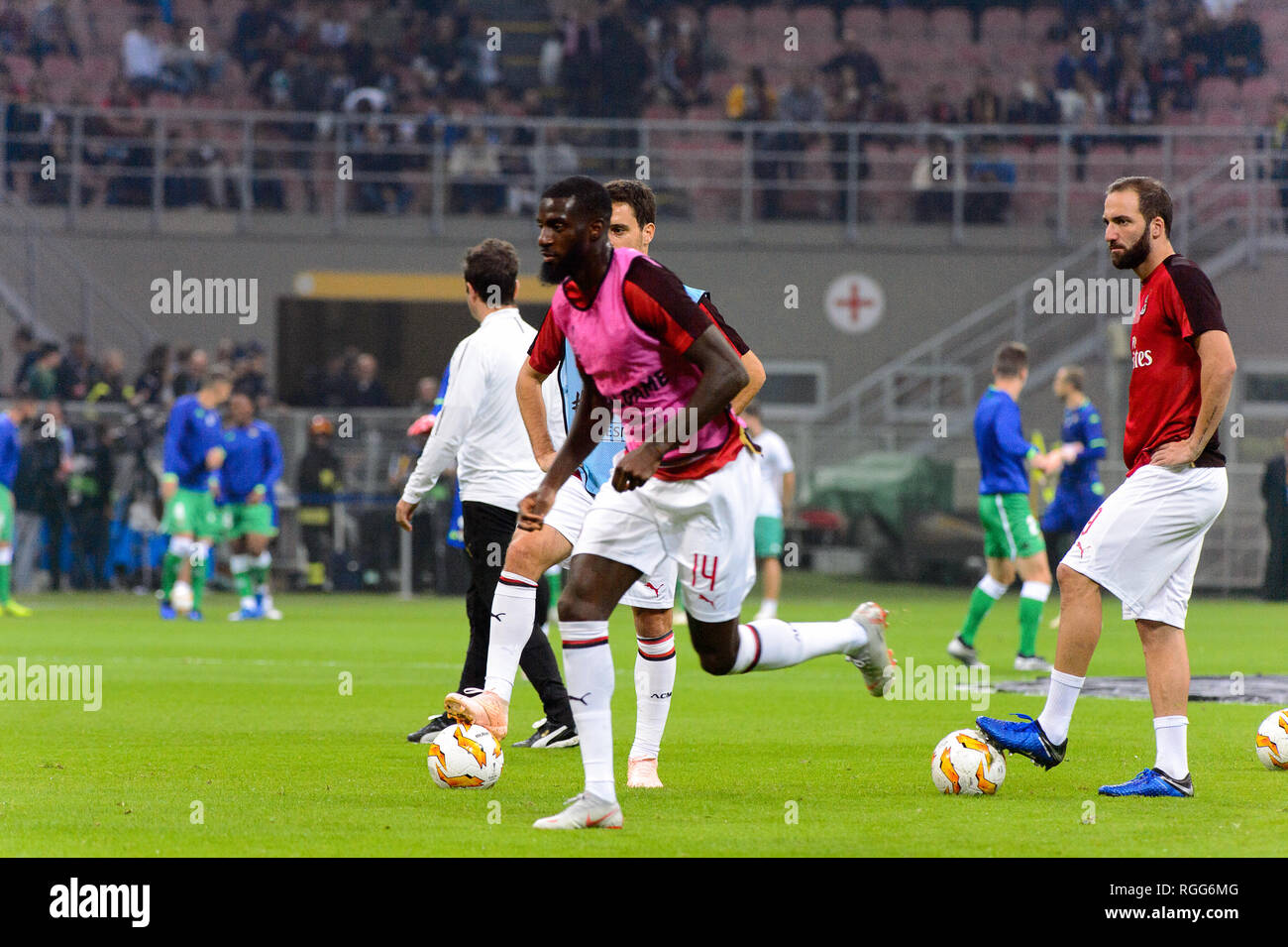 MILAN - le 25 octobre 2018 : Tiemoue Bakayoko 14 se réchauffe. L'AC Milan - Betis. L'UEFA Europe League. Giuseppe Meazza. Banque D'Images