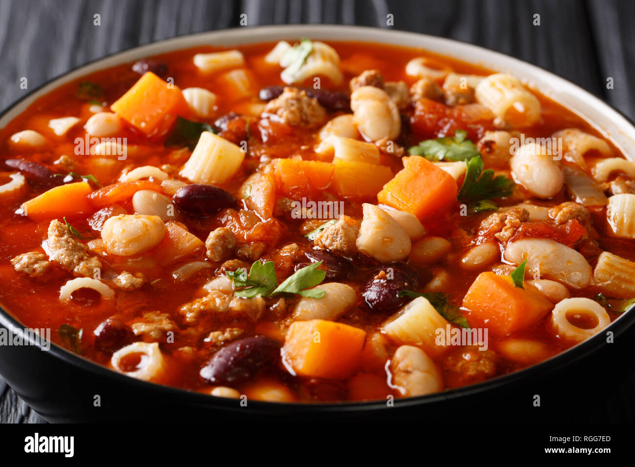 De délicieuses pâtes italiennes soupe aux légumes et fagioli ground beef close-up dans un bol sur la table horizontale. Banque D'Images