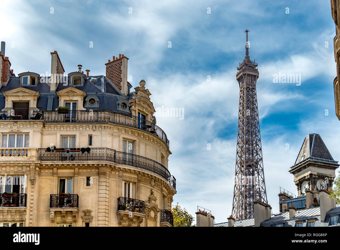 Élégant appartement bâtiments sur Rue Edmond Valentin avec la Tour Eiffel s'élevant au-dessus de ,Paris ,France Banque D'Images