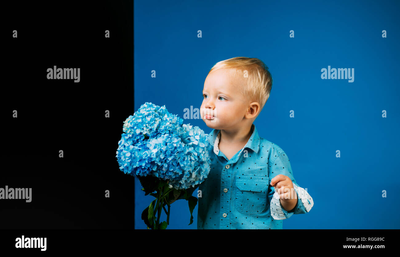 Les Fleurs Du Printemps L Enfance Journee Des Enfants Petit Bebe Garcon Nouveau Concept De Vie Maison De Vacances De Printemps L Ete Les Meres Ou Womens Day Petit Garcon A Blooming Photo Stock Les Fleurs Du Printemps L Enfance Journee Des Enfants Petit Bebe Garcon Nouveau Concept De Vie Maison De Vacances De Printemps L Ete Les Meres Ou Womens Day Petit Garcon A Blooming Photo Stock