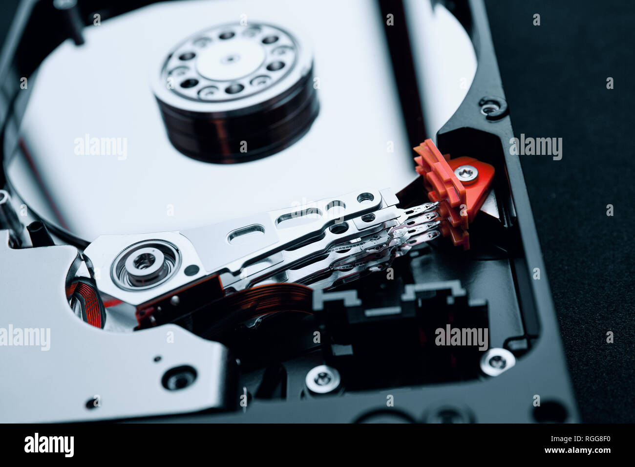 Libre à l'intérieur de l'assemblée générale du disque dur le bras actionneur avec tête de lecture/écriture et multi-couches plateaux magnétiques disques. Banque D'Images