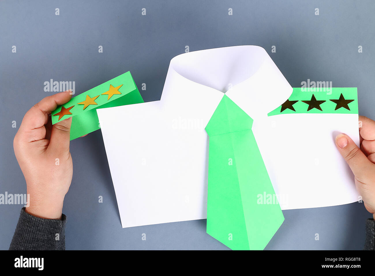 Papier de bricolage chemise blanche avec cravate verte, épaulettes. Idées  cadeaux décoration, le 23 février, le 9 mai, le jour de père. Fait main.  L'étape par étape du processus d'artisanat pour enfants..