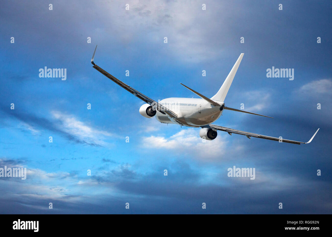 Passager blanc gros-plan. Appareil évolue en bleu ciel nuageux Banque D'Images